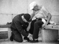 Besarnya Pahala Merawat Orang Tua yang Sakit Berdasarkan Hadis Nabi Muhammad SAW